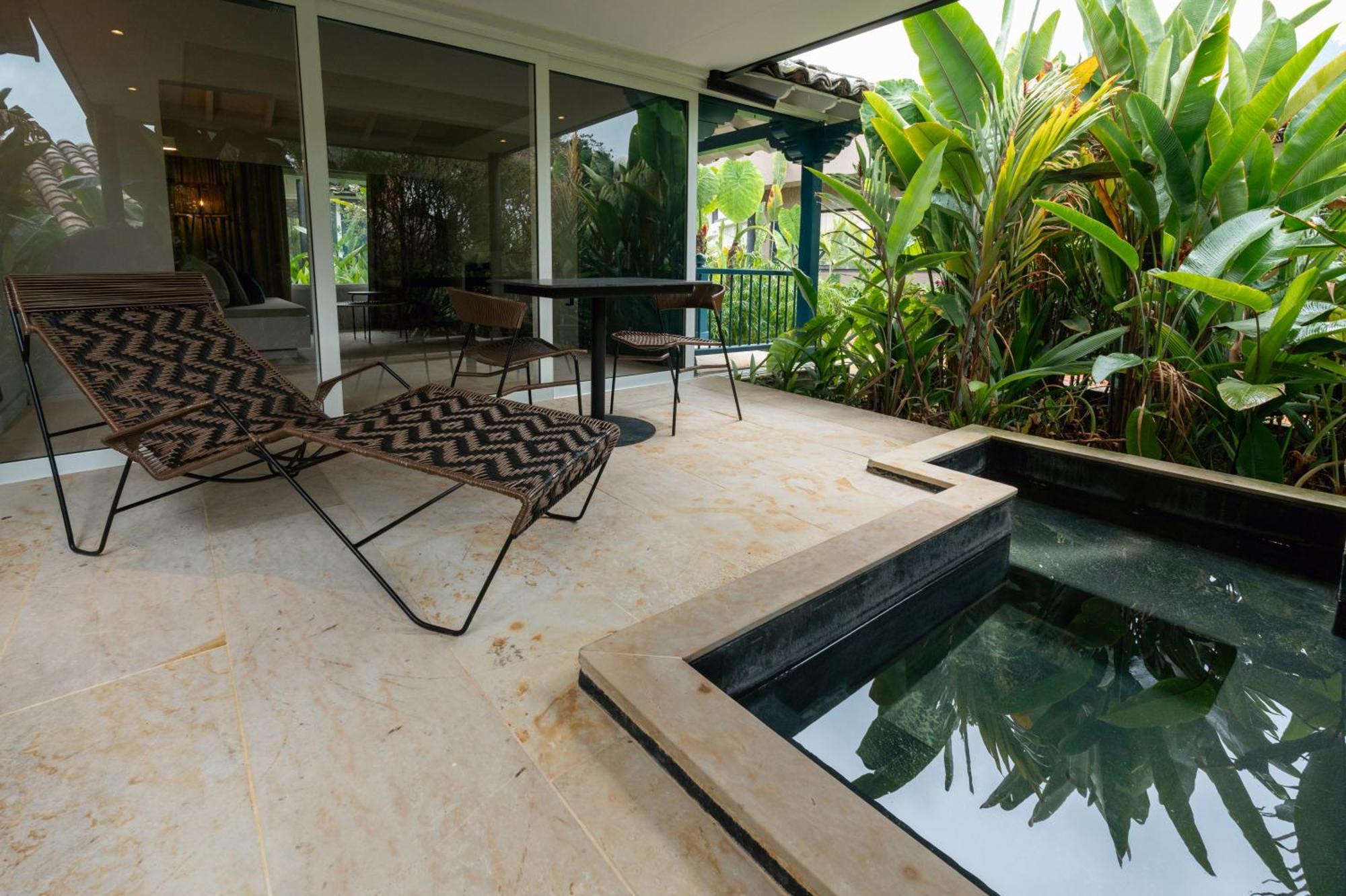 ホテル Termales El Otono La Enea エクステリア 写真 A private pool at a hotel in Cancun, Mexico