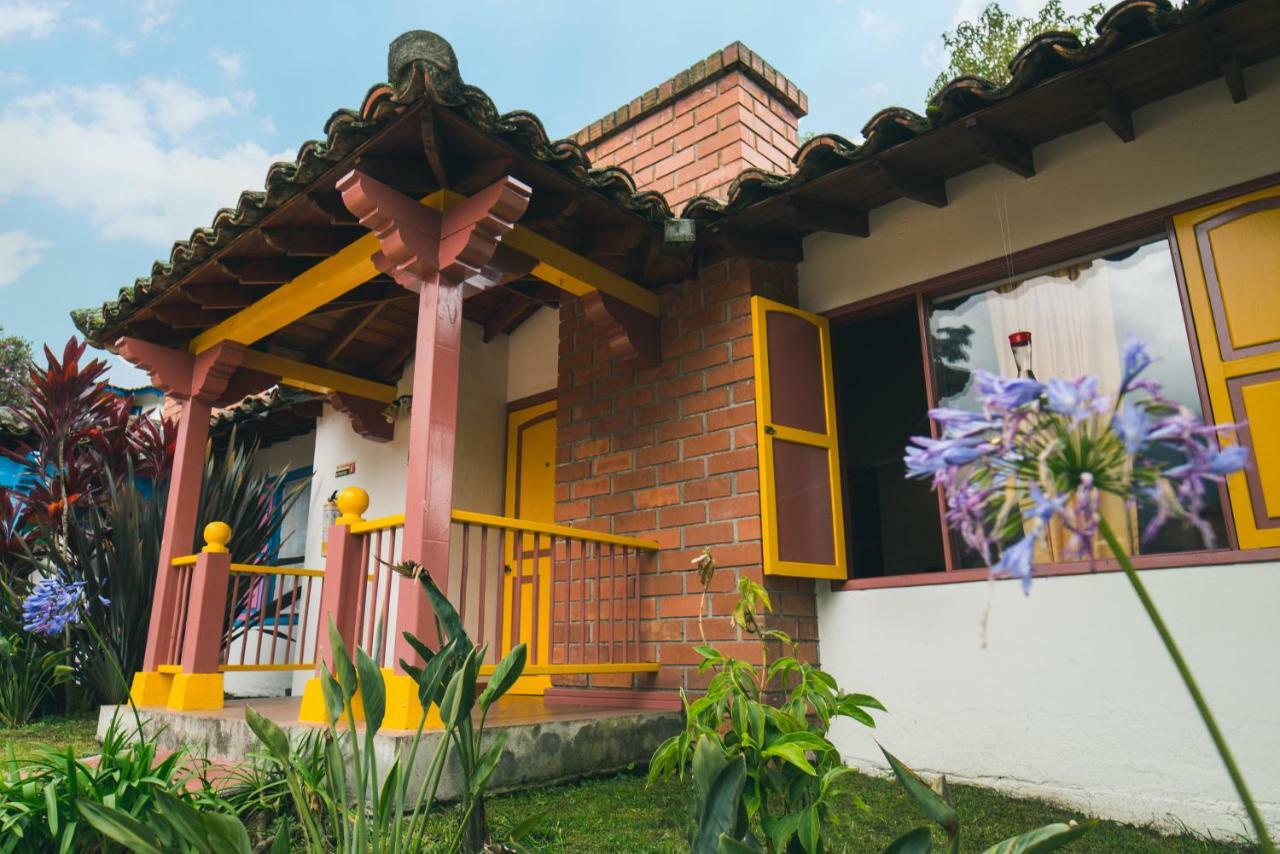 ホテル Termales El Otono La Enea エクステリア 写真 A typical house in El Retiro
